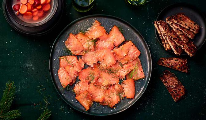 Gravlax de saumon à l’aneth, pickles de carottes et framboises
