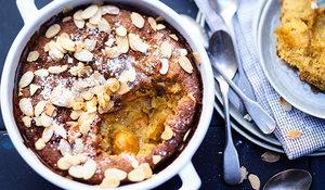 Gâteau en cocotte à la fleur d'oranger, amandes et mirabelles