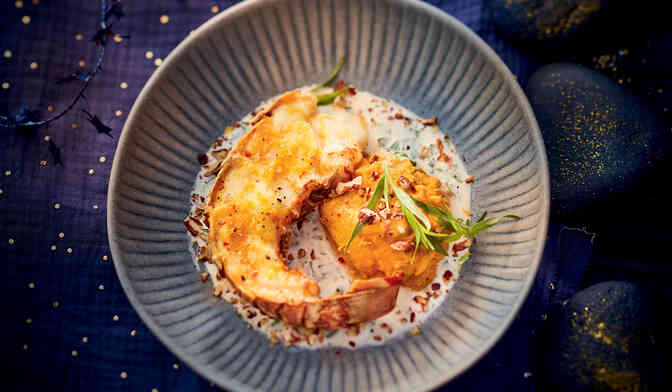 Queue de langouste grillée, purée de patate douce aux épices de Noël et crème à l’estragon