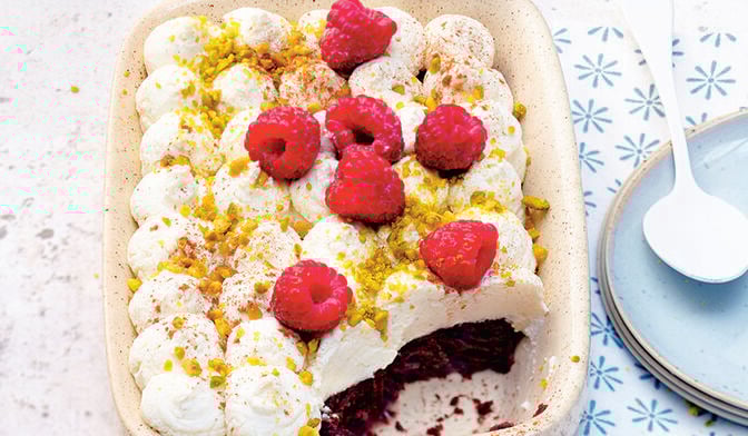 Fondant au chocolat, mascarpone à la vanille, framboise et pistache par Alba Pezone