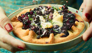 Mini-tartelettes rustiques au brie, thym et myrtilles sauvages
