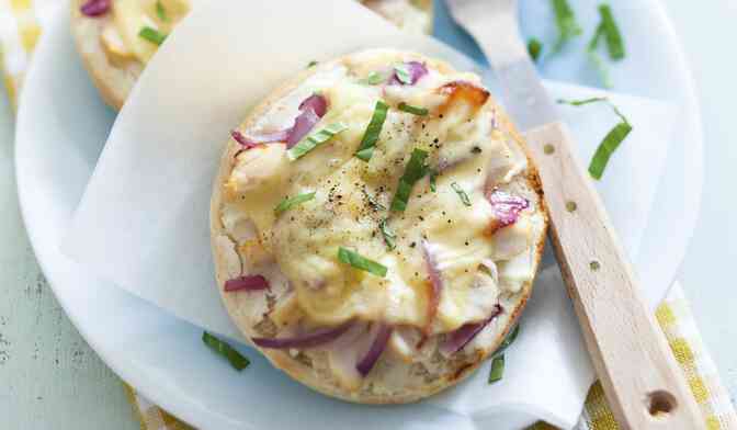 Tartine de bagel poulet, oignon rouge et edam