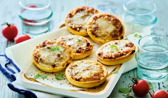 9 MINI PIZZAS BOLOGNAISE
