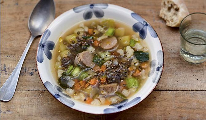 Bouillon de légumes, lentilles et saucisse