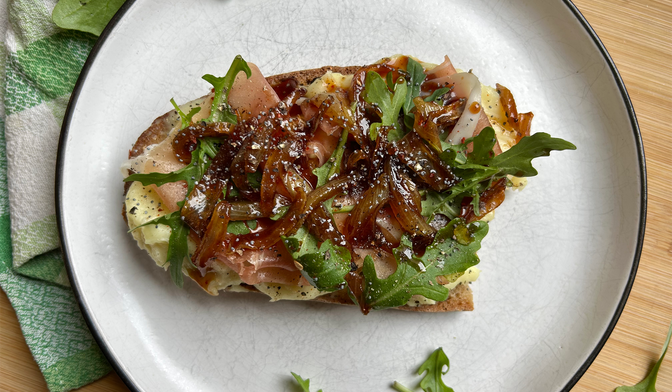 La tartine aligot, jambon cru et oignons confits