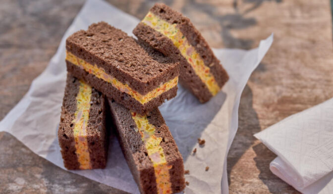 4 CLUB SANDWICHS THON