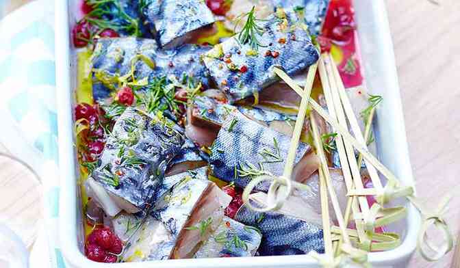 Filets de maquereaux marinés façon gravlax, sauce aux airelles