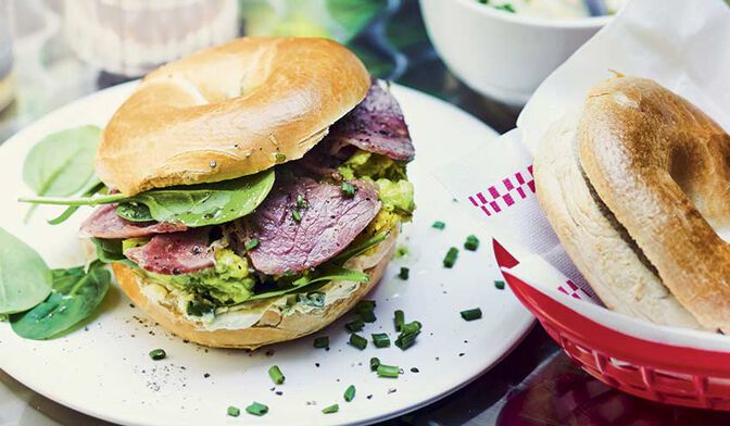 Bagel au pastrami, sauce Philadelphia à la moutarde sucrée et avocat