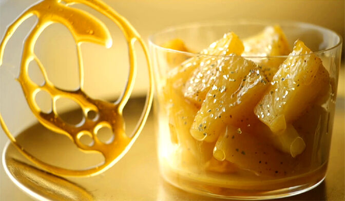 Ananas poêlés au miel, paillettes d'or et tuile de caramel très blond