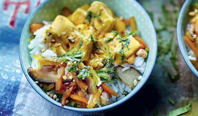 Riz sauté aux légumes asiatiques, poulet sauce cacahuètes