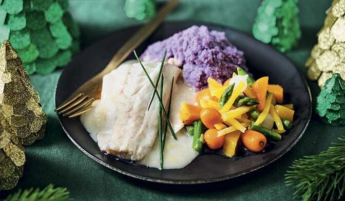 Filet de bar, écrasé de pommes de terre vitelotte, poêlée de légumes
