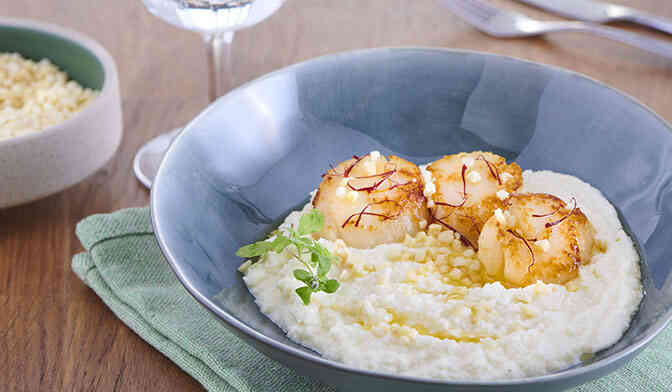 Saint-Jacques au beurre noisette safrané, crème de chou-fleur et amandes