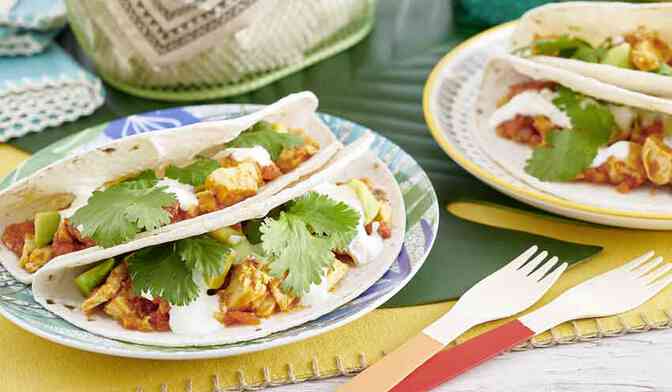 Tacos poulet et tomates épicés, sauce au yaourt et citron vert