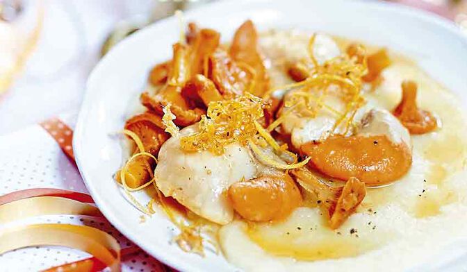 Noix de Saint-Jacques au beurre de pamplemousse, purée de panais et girolles