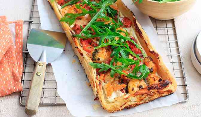 Tarte feuilletée aux crevettes et roquette