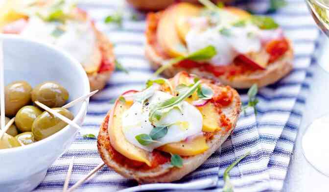 Crostinis de mozzarella, pêches et roquette