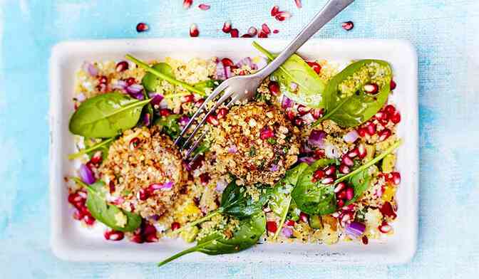 Chèvres panés aux noisettes, salade quinoa-grenade