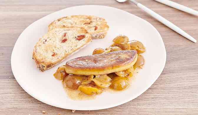 Escalope de foie gras, compotée de mirabelles au vin doux