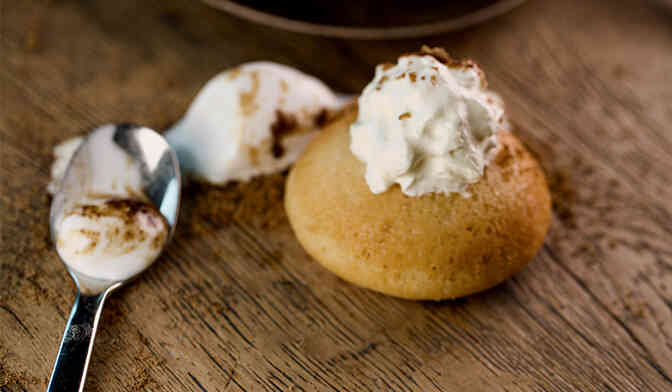 Mini-baba au mezcal,crème chantilly et sorbet coco