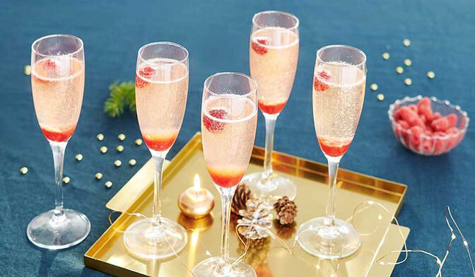 Cocktail au champagne, framboise et sureau