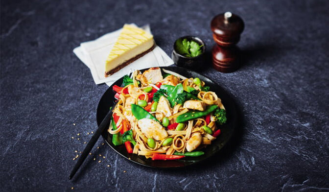 Emincés de poulet, tagliatelles complètes et légumes façon wok
