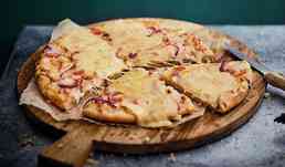 Pizza cheddar, lardon fum&eacute;, oignon rouge