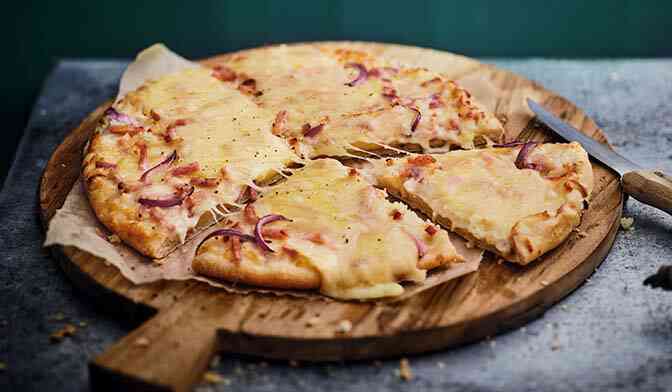 Pizza cheddar, lardon fum&eacute;, oignon rouge