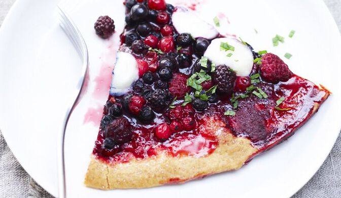 Tarte façon pizza aux fruits rouges et mozzarella