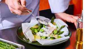 Papillote de cabillaud aux asperges et aux f&egrave;ves