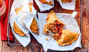Petits empanadas de thon à la tomate