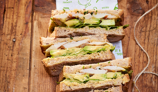 Club sandwich sans gluten, poulet-gingembre, avocat, épinards