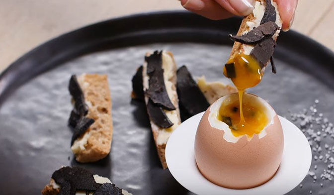 Œuf à la coque et mouillettes à la truffe