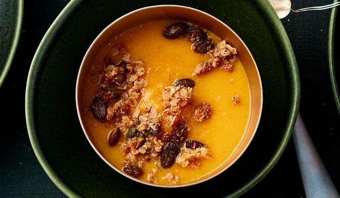 Velouté gourmand, courge-carotte-coco et granola aux 4 épices