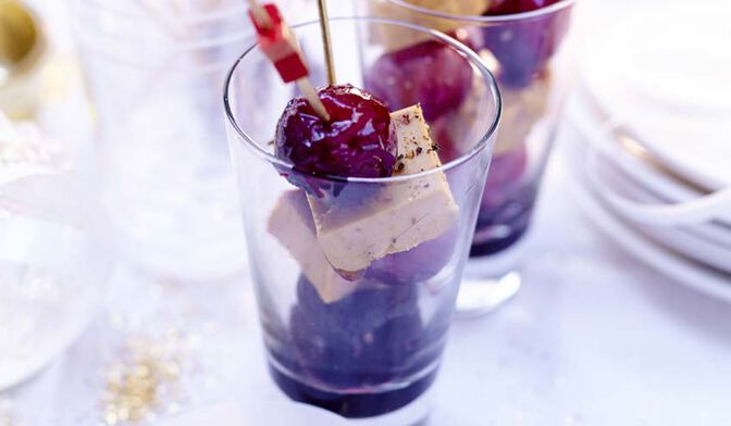 Petites brochettes d’oignons grelots au vin rouge et foie gras