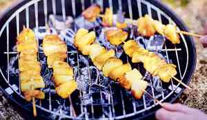 Brochettes d'ananas marinées a la cassonade, miel et citron vert