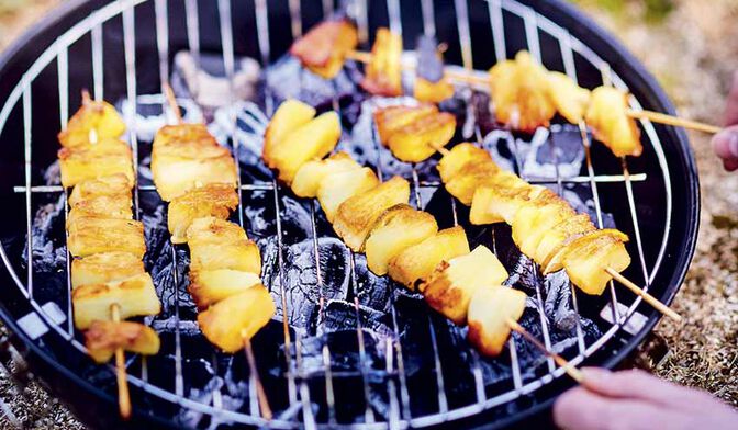 Brochettes d'ananas marinées a la cassonade, miel et citron vert