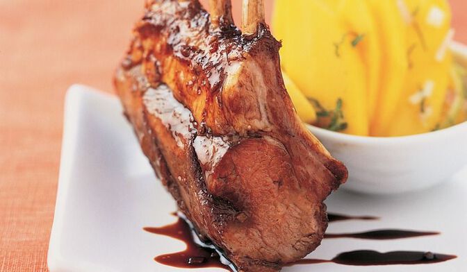 Carré d'agneau laqué, salade de mangues à la menthe
