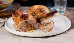 2 cailles farcies aux pommes et aux raisins