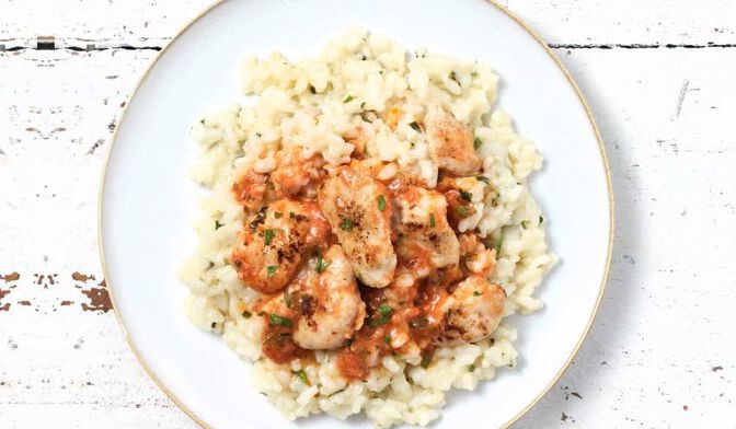 Poulet et risotto, sauce pesto rosso