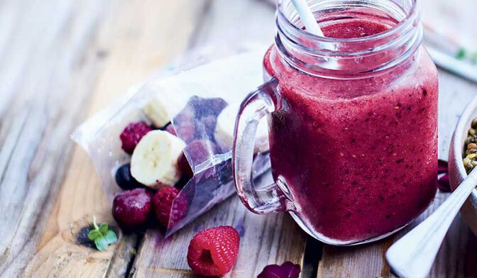 Fruits pour smoothie banane, myrtille, framboise, fraise, jus de citron vert