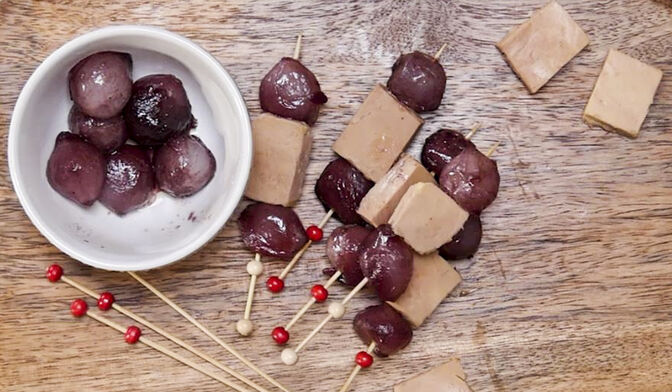 Petites brochettes d’oignons grelots au vin rouge et foie gras