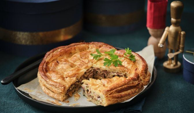 Tourte au confit de canard, foie gras, sauce au Porto
