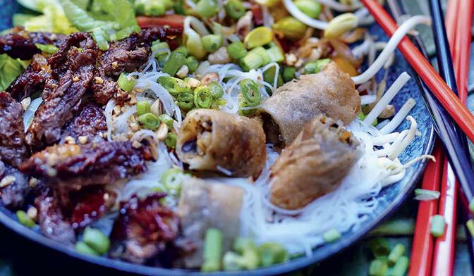 Bò Bún au boeuf et cacahuètes grillées