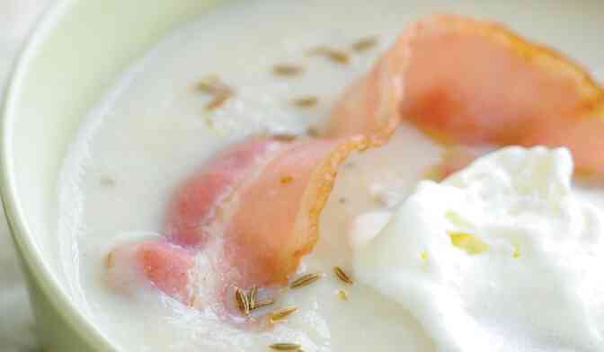 Velouté de choux-fleurs chantilly au lard