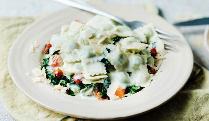 Poêlée de ravioles sauce fromage et épinards cuisinés
