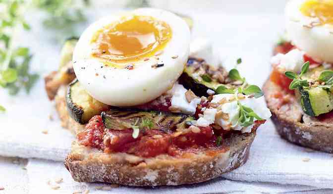 Tartine de légumes grillés, feta et oeuf mollet
