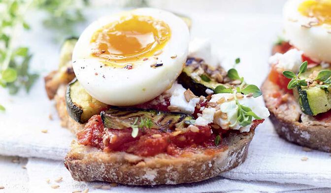 Tartine de légumes grillés, feta et oeuf mollet