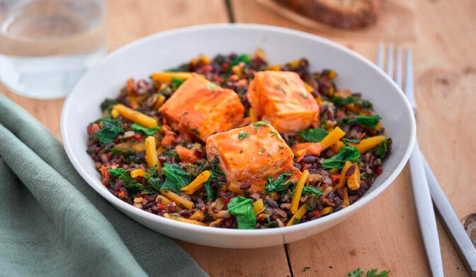 Saumon aux épices tandoori, riz noir et petits légumes