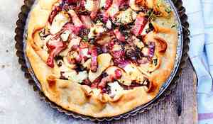 Tarte rustique au lard fumé, pommes et chèvre