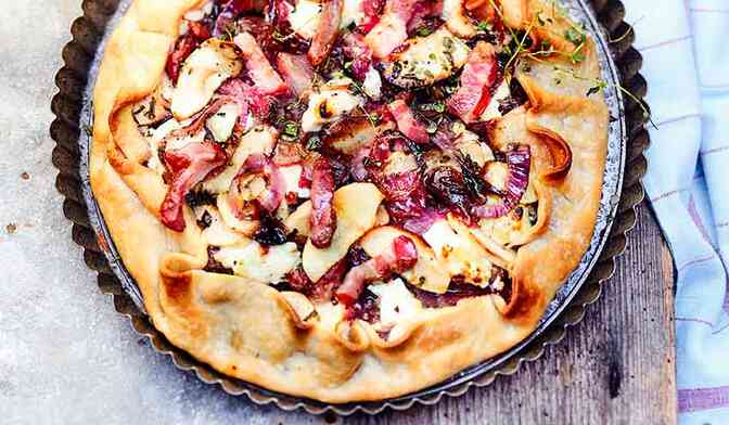 Tarte rustique au lard fumé, pommes et chèvre
